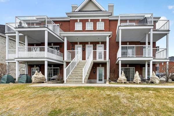 892 Rue des Bosquets, Sainte-Marthe-sur-le-Lac — photo 1