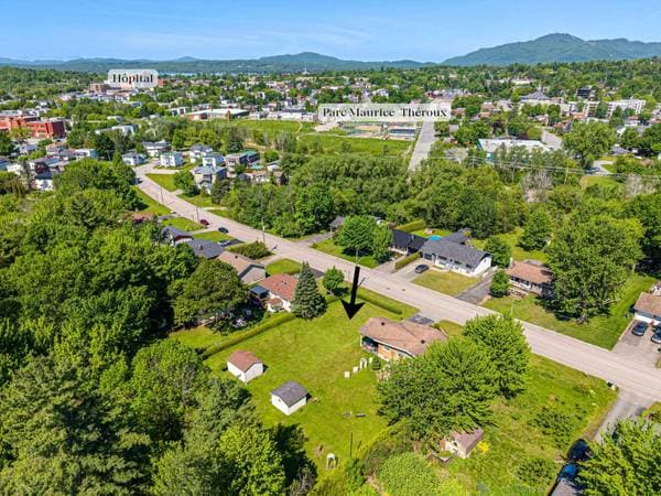 land — Rue Courtemanche, Magog