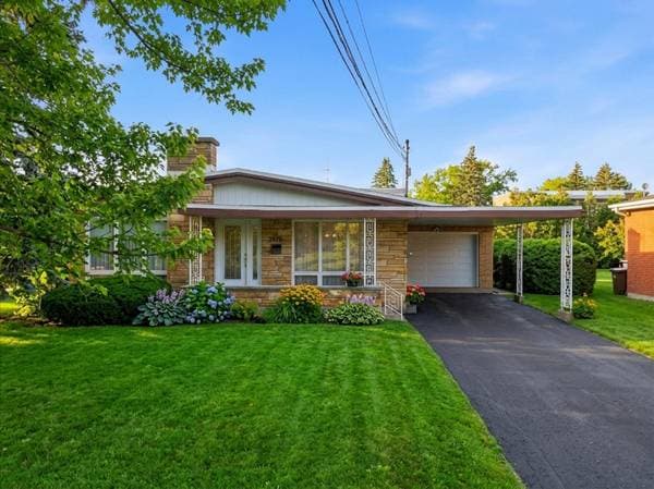 plex — 2870Z Rue Sicotte, Saint-Hyacinthe
