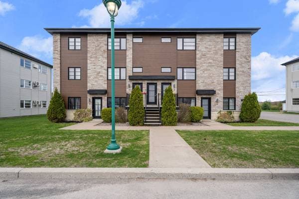 plex — 164 Rue du Grenoble, Lachute