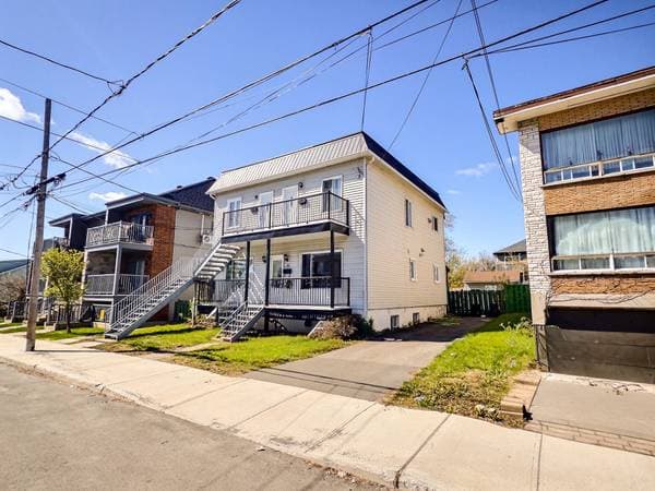 plex — 30 -30B Av. Laval, Laval (Laval-des-Rapides)