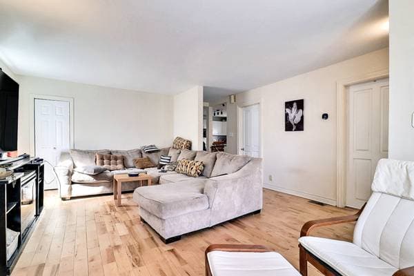 30 -30B Av. Laval, Laval (Laval-des-Rapides) — photo 3