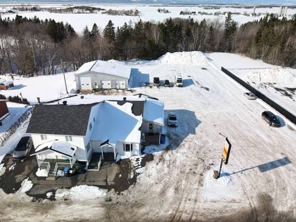 plex — 1480 Route 230, La Pocatière