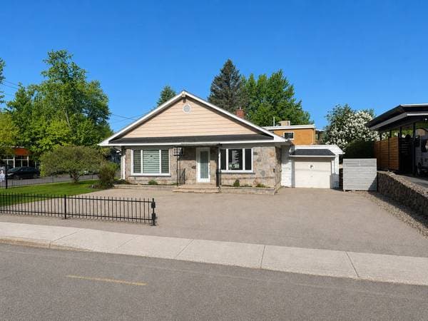 commercial — 930 -932 Rue de l'École, Mont-Tremblant