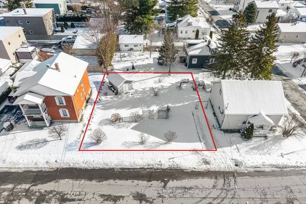 land — Rue Hall, Magog